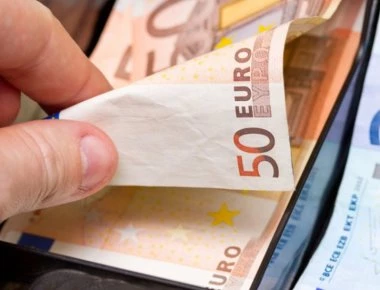 Με χαράτσι από 2,2% έως 10% θα επιβαρυνθούν όσοι αμείβονται με ειδικά μισθολόγια για τα αναδρομικά